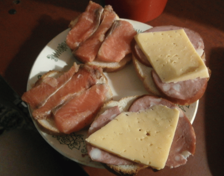 Отличный завтрак - бутерброды с соленой красной рыбой и колбасой